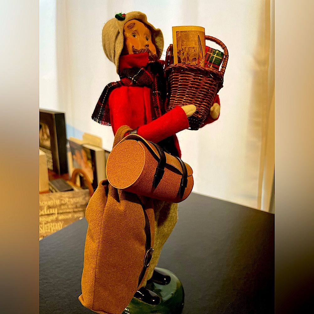 SPECIAL $43 BYERS CHOICE CAROLER the TRAVELER
